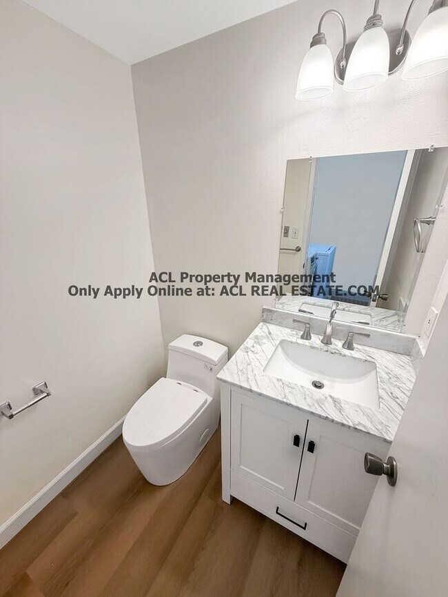 Foto del edificio - Spacious & Upgraded 4-Bedroom Townhouse in North Fremont!