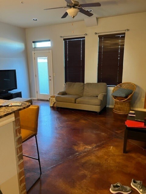 living room - 531 S Fretz Ave