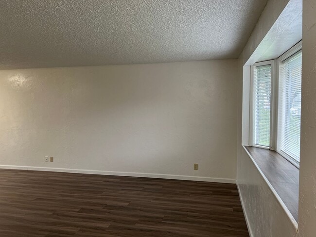 Building Photo - 2 bed 1 1/2 bath duplex in Springfield!