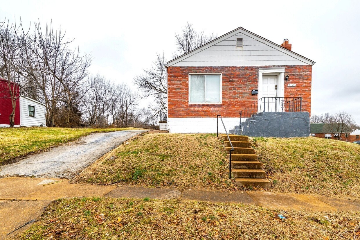 Primary Photo - 7001 Raymond Ave