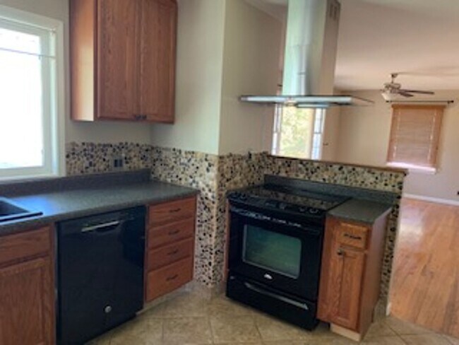 Building Photo - Cozy 4 bedroom house 1 3/4 bath with overs...