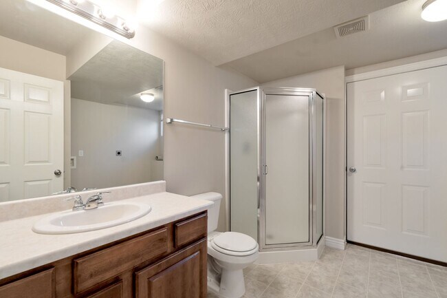 Building Photo - Amazing Pet Friendly 4 Bed 2 Bath Clearfie...