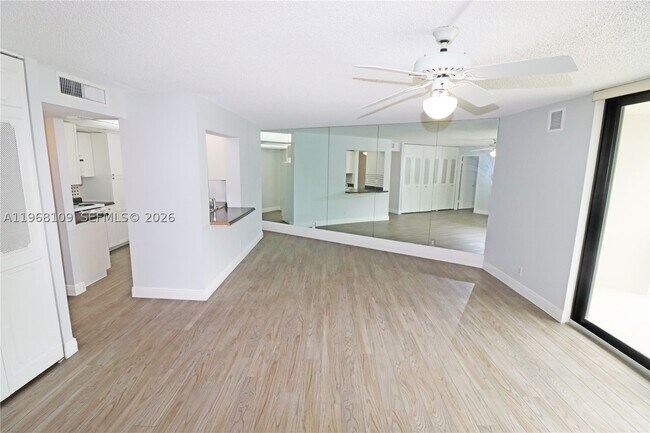 Foto del edificio - 1301 River Reach Dr