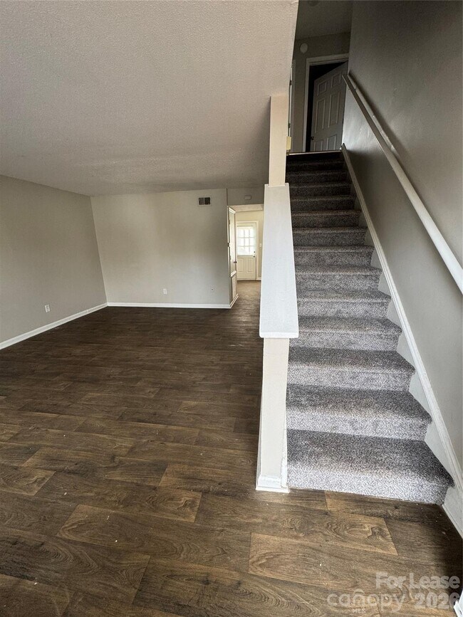 Building Photo - 2022 Harvest Ln