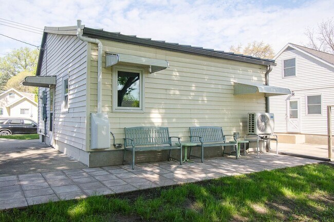 Foto del edificio - Cozy 2 Bedroom SE Rochester Home with Incredible Yard!