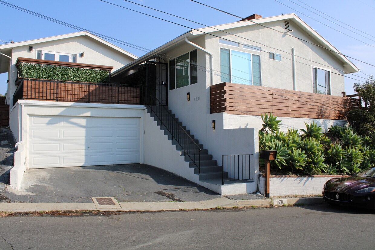 Primary Photo - 970 Las Lomas Ave