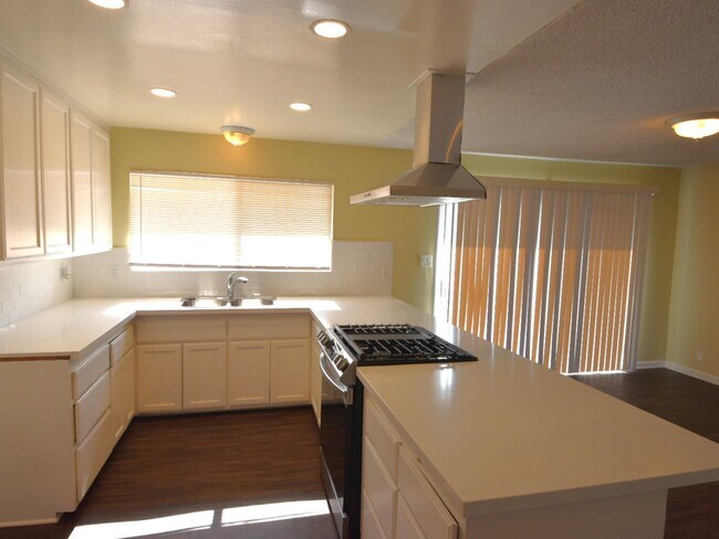 Building Photo - 270 S Linden Dr