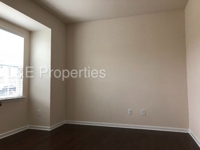 Foto del edificio - MOVE IN READY!