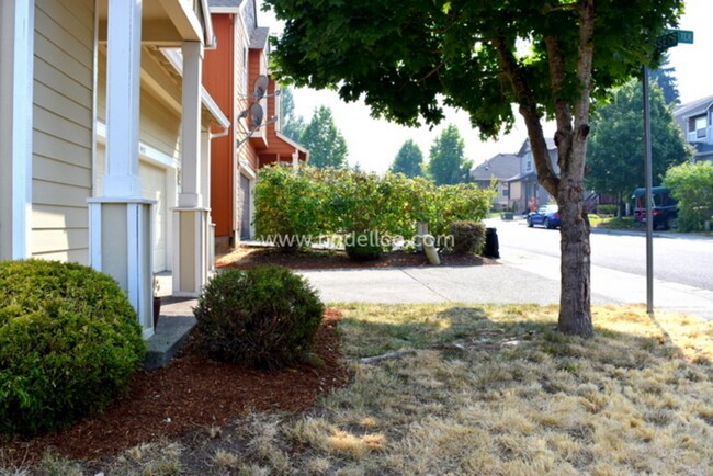 Building Photo - Spacious 4 Bedroom, 2.5 bathroom home Loca...