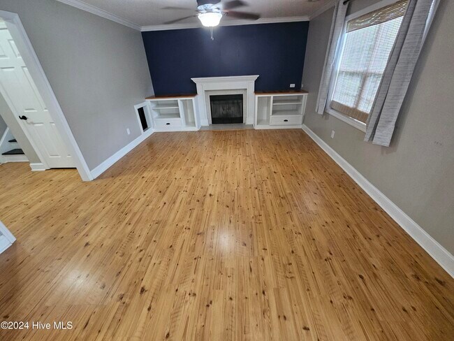 Building Photo - 130 Spain Dr