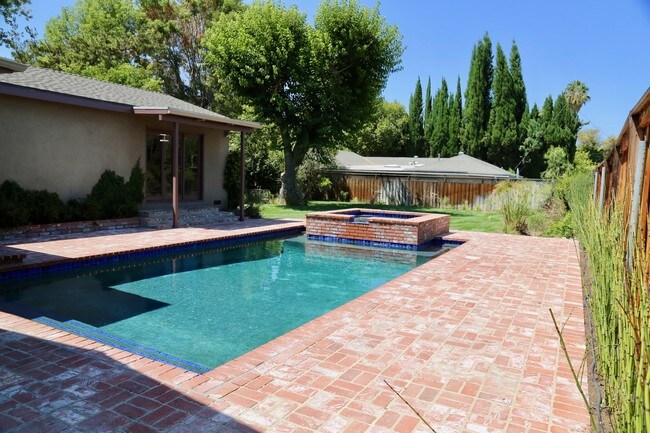 Patio trasero con piscina & jacuzzi - 22601 Miranda St