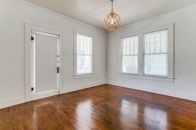 Building Photo - 207 S Waverly Dr