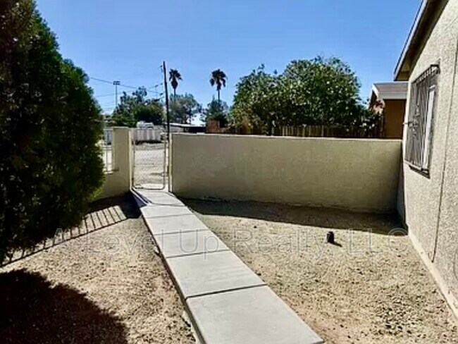 Foto del edificio - 401 E Thoroughbred St