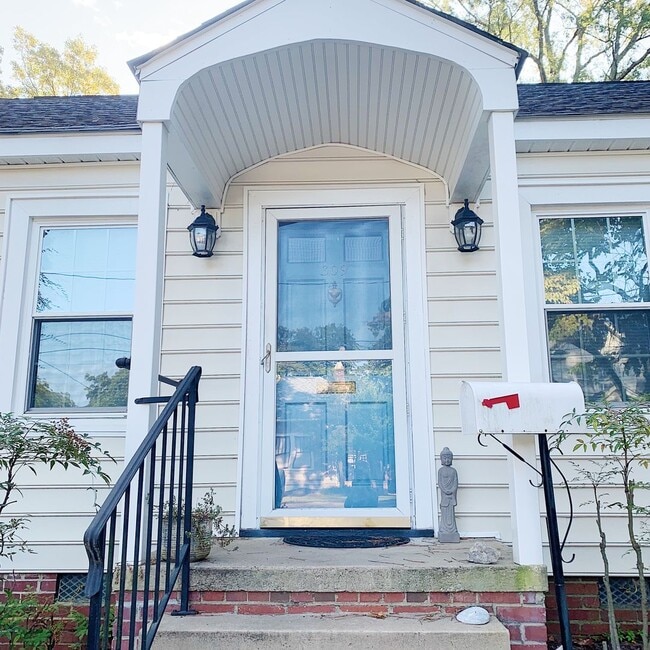 Building Photo - 4 bedroom home for 4 or 3 people (one bloc...