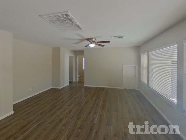 Foto del edificio - 5915 Balsam Pine Dr