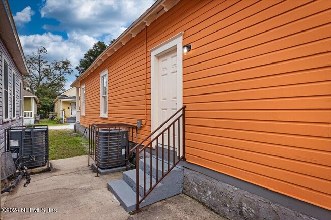 Building Photo - 1950 Redell St