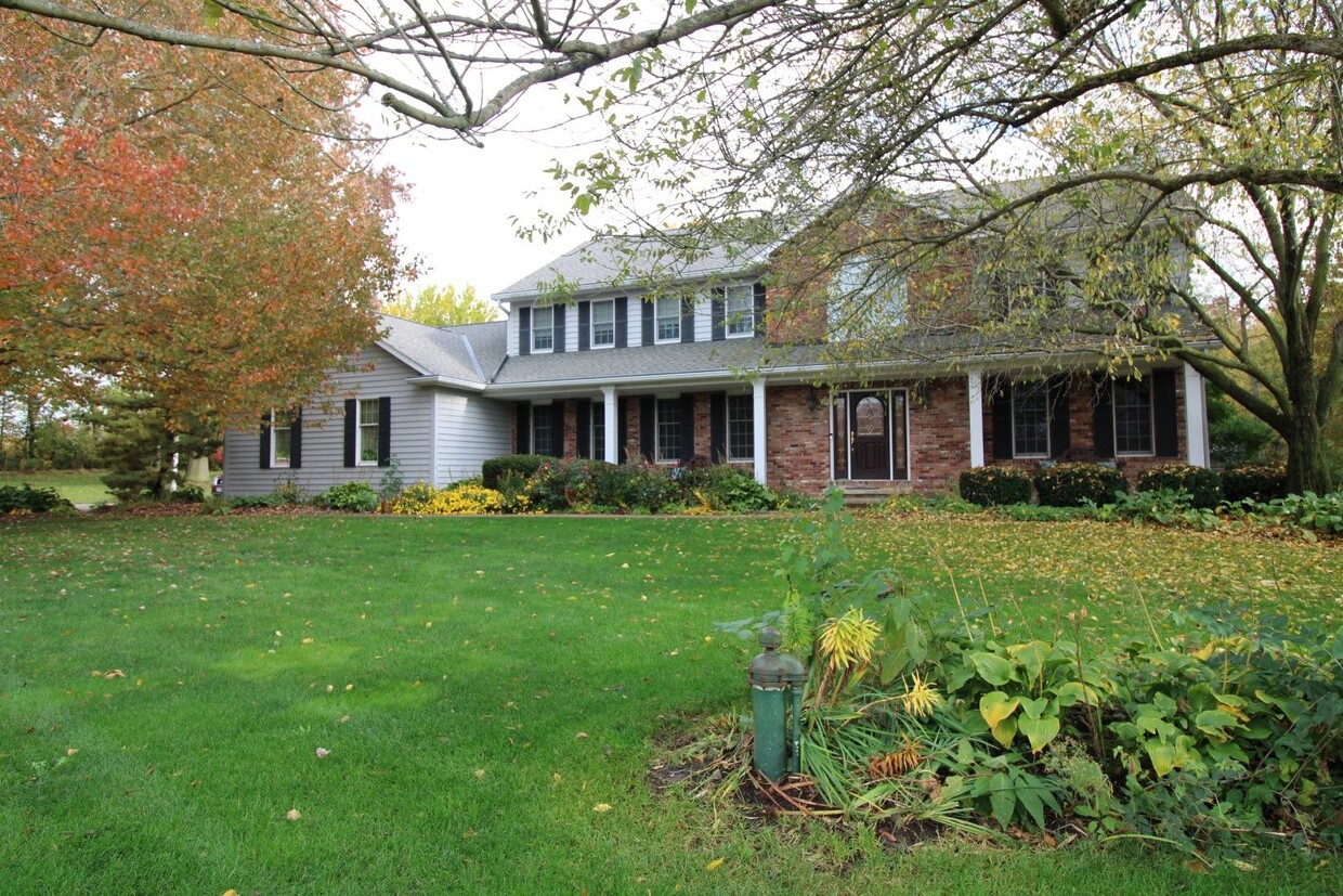 Foto principal - 5 Bedroom, 3.5 Bathroom Brimfield Home For...