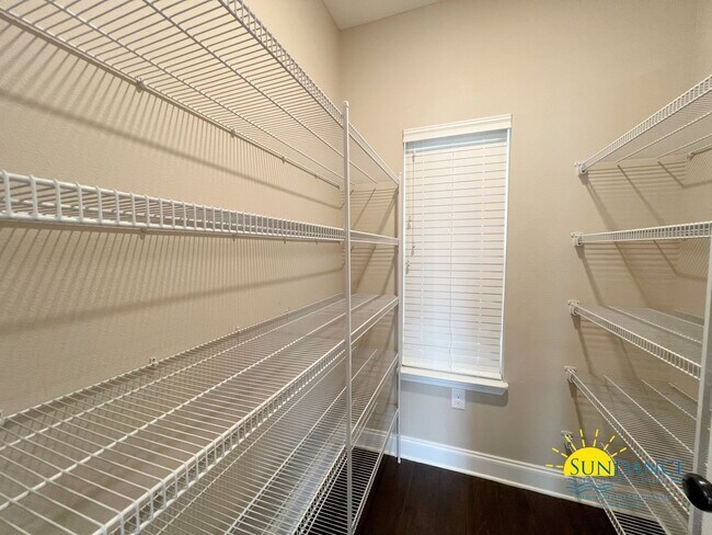 Foto del edificio - Spacious 4-Bedroom 2.5 Bathroom Home in Ti...