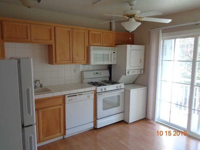 Building Photo - 2 Bedroom, 1 Bath Apartment in Gated Community Available Now!