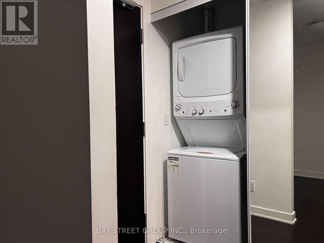 Building Photo - 170 Sumach St