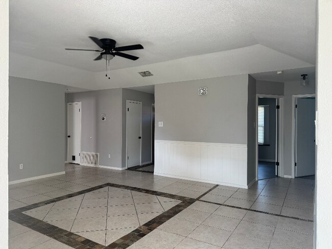 Building Photo - 837 Orleans Dr