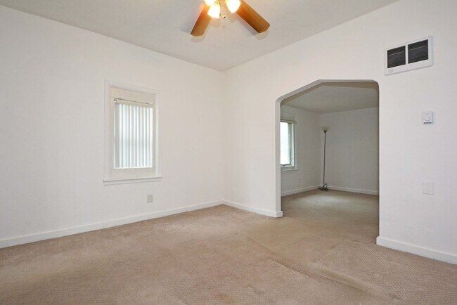 Foto del edificio - Spacious 4-Bed 3-Bath Home Available Now in NE Minneapolis!