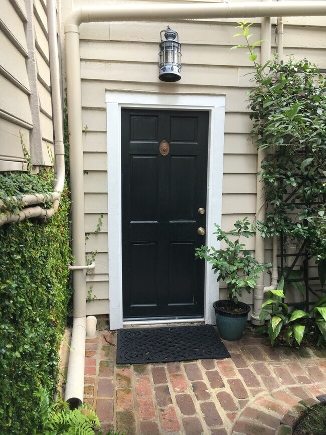Foto del edificio - Charming Carriage Home Near The Charleston Battery