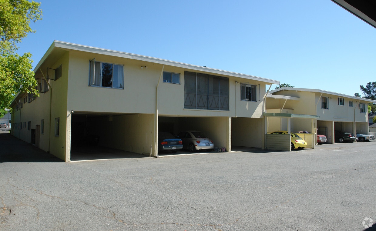 Building Photo - Brook Garden Apartment