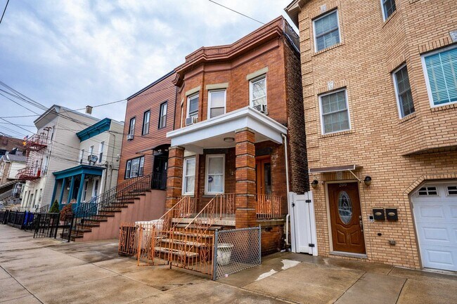 Building Photo - 202 Hancock Ave