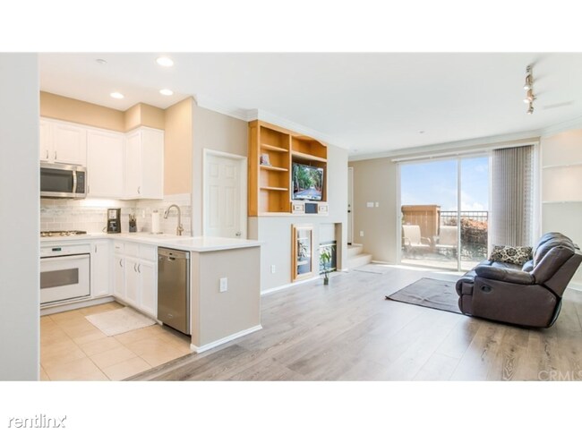 Building Photo - 3 br, 2.5 bath Townhome - 28544 Sorano Cove