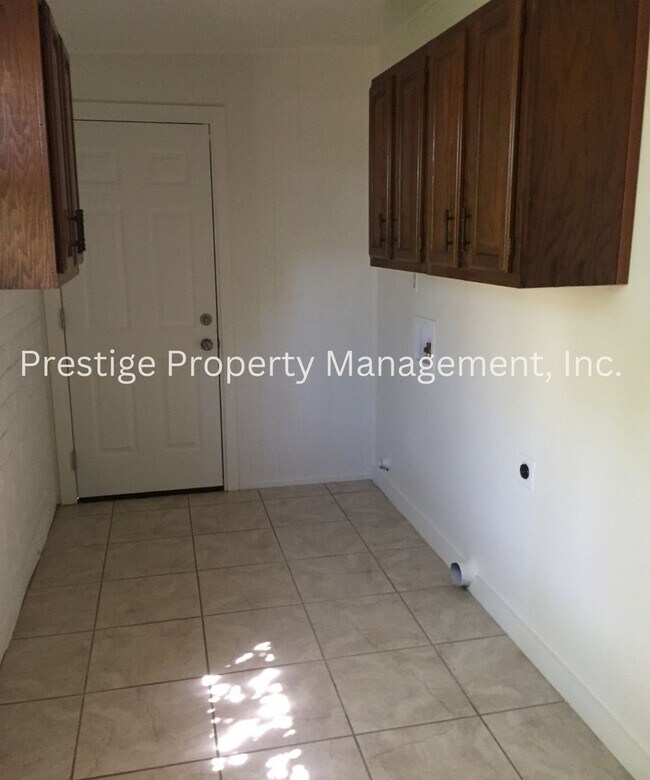 Building Photo - 3bd/2ba home tucked away in Northwest Tucs...