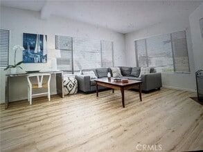 Building Photo - 325 10th Pl