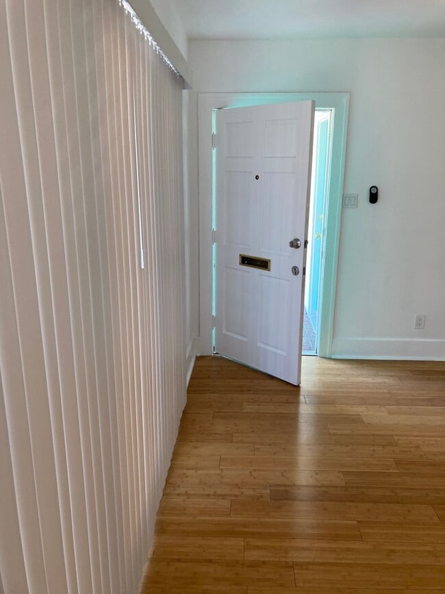 Interior Photo - 5139 Melrose Avenue