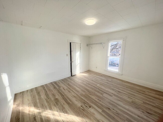 Building Photo - 4 Bedroom Home With Garage