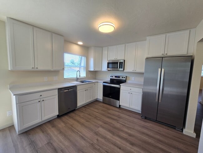 Building Photo - 405 N 16th Ave
