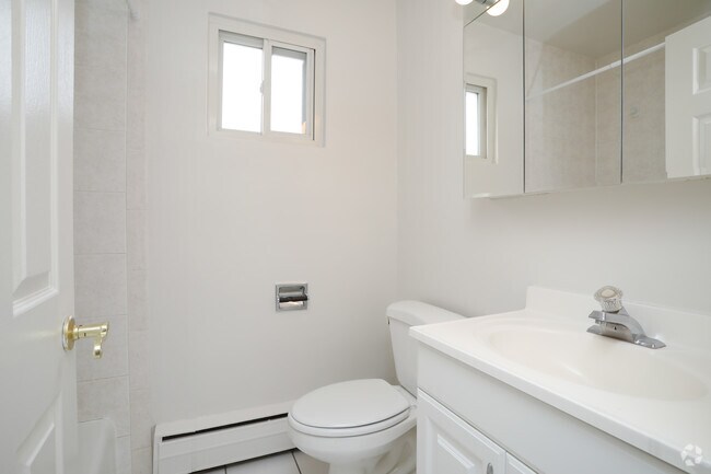 1HAB, 1BA - Baño - Chestnut Court Apartments