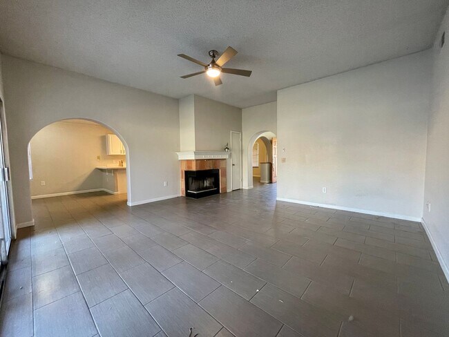 Foto del edificio - COMING SOON! ADORABLE 3 BEDROOMS/ 2BATHS SINGLE LEVEL HOME!!