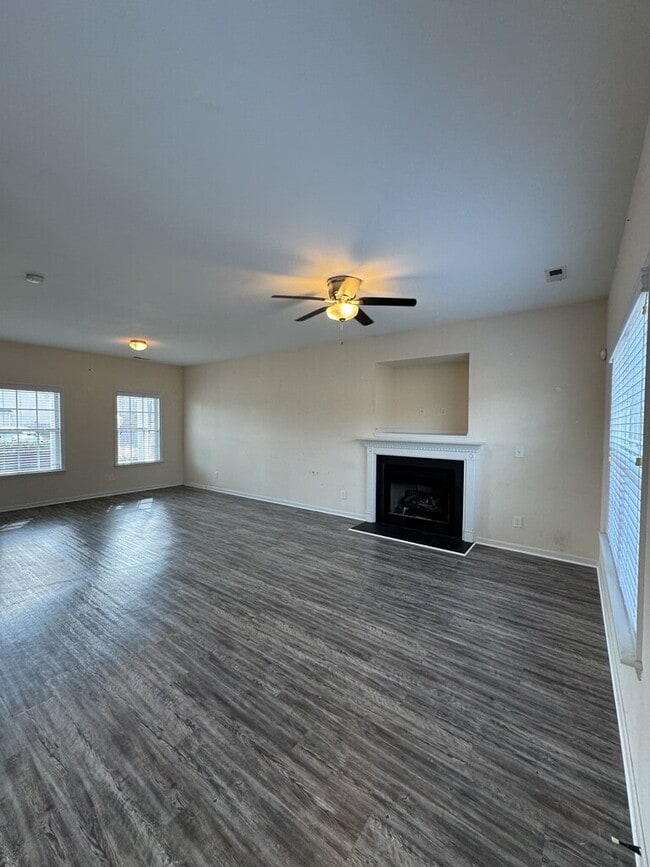 Building Photo - 200 Bonanza Dr