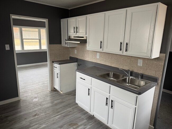 Building Photo - 681 S Farnham St