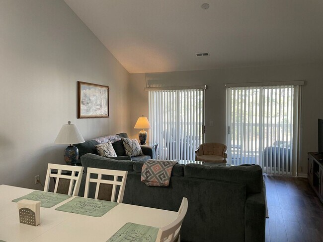 Foto del edificio - Beautiful 3 bedroom/2 bath third floor fur...