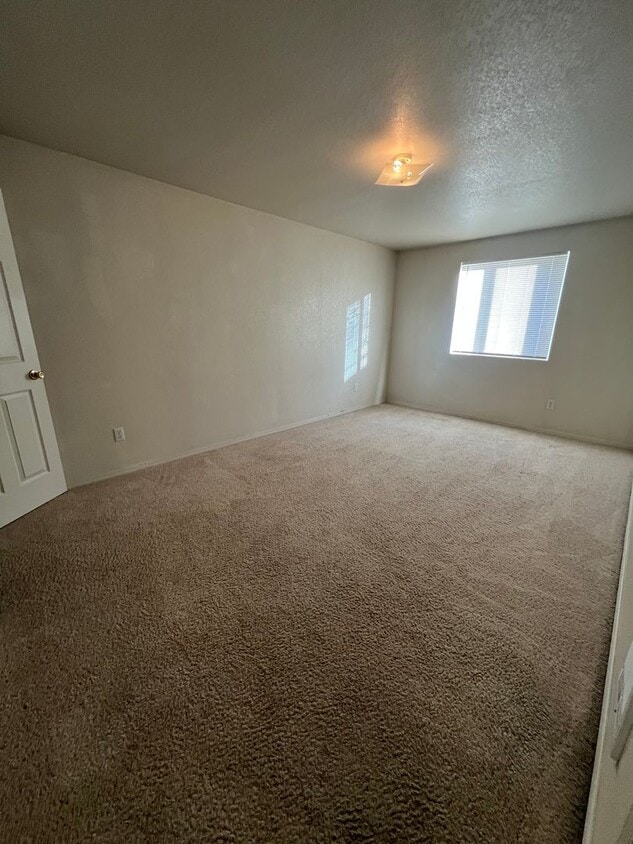 Foto del edificio - 2 Bedroom, 1 Bath Apartment - Located near...