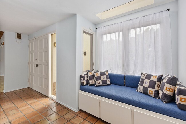 Building Photo - La Jolla – Beautifully upgraded one-story ...