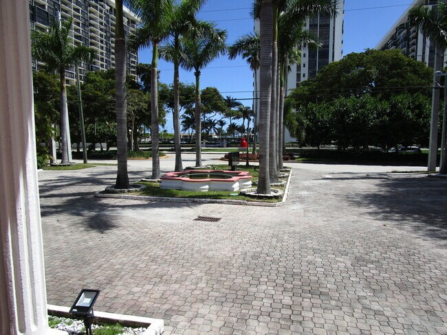 Building Photo - 1900 Brickell Ave