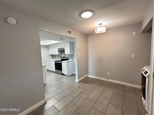 Foto del edificio - 9618 N 5th St