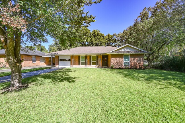 Building Photo - 1602 Sheridan Dr