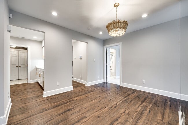 Foto del edificio - Hard to find Myers Park 2 bed 2 bath 1st floor Gem!