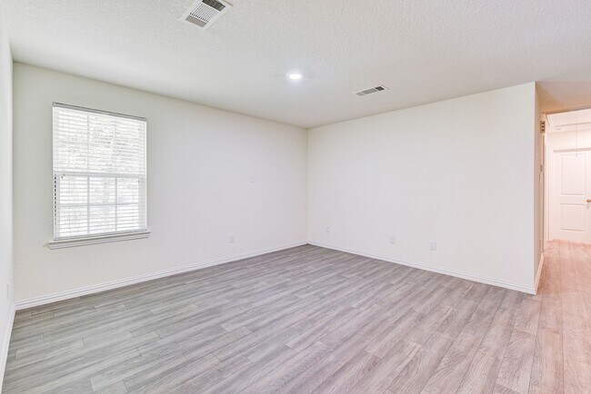 Building Photo - 3 Bedroom 2 Bath Home!