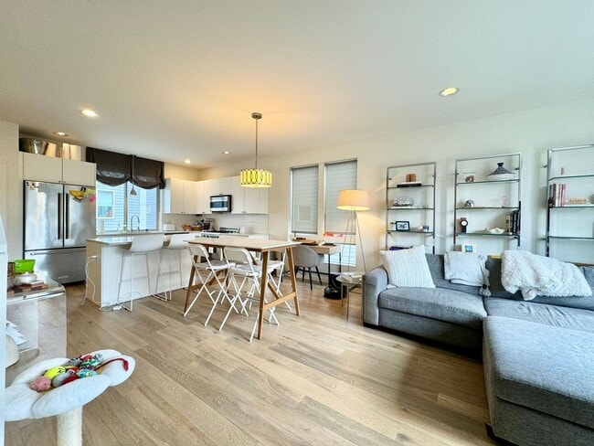 Building Photo - Ballard Townhome