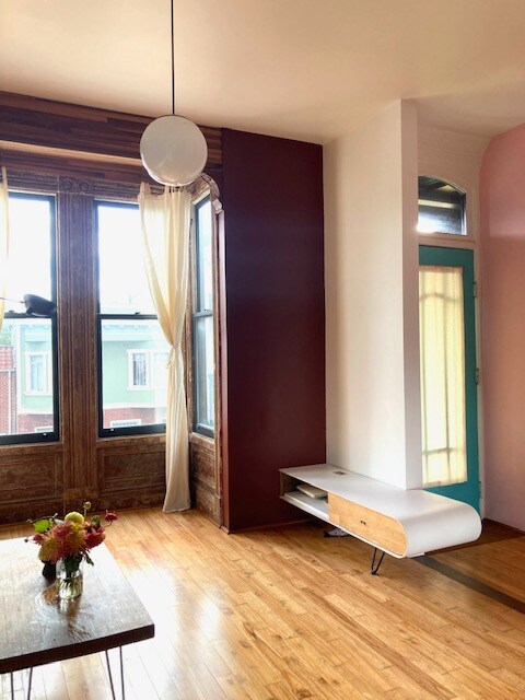 Primary Photo - 922 Capp St