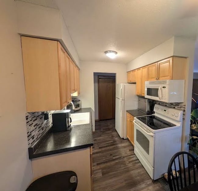 Building Photo - 903 11th Ave S